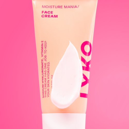 En pink tube med MOISTURE MANIA FACE CREAM og en hvid cremeillustration på forsiden.