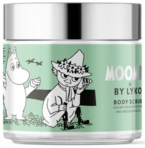 Ett kropps스크rubbförpackning med Mumin-figurer, en flicka med blomkrans och en vit flodhäst, mot en grön bakgrund.