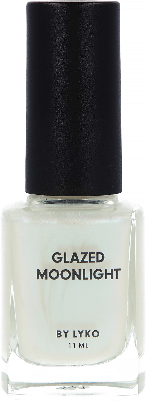 Mała przezroczysta butelka z białym lakierem do paznokci i czarnym zamknięciem, oznaczona 'Glazed Moonlight' od Lyko.
