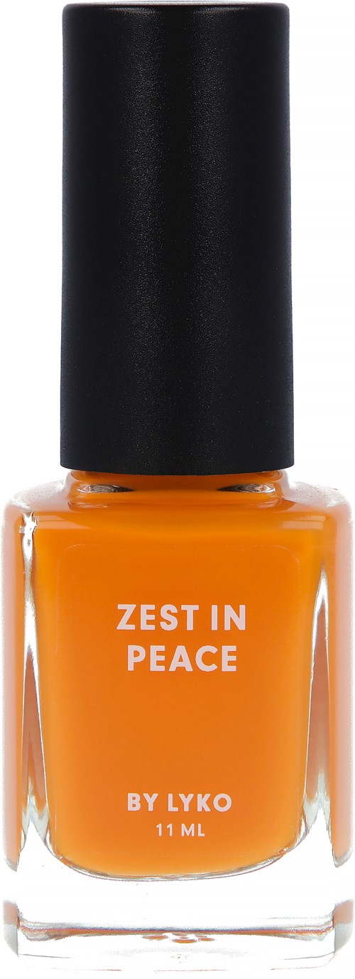 Orange nagellack med orden "ZEST IN PEACE" och "BY LYKO."