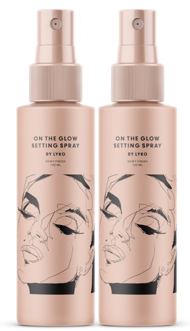 Twee flessen setting spray met 'On the Glow' tekst en tekening van een vrouwelijk gezicht.