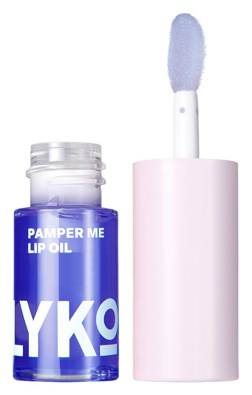 En blå flaska med märket 'Pamper Me Lip Oil' och ett öppet vitt lock med applikator.