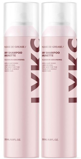 To flasker med tørt sjampo merket "Brunette" med rosa og hvit emballasje står ved siden av hverandre.