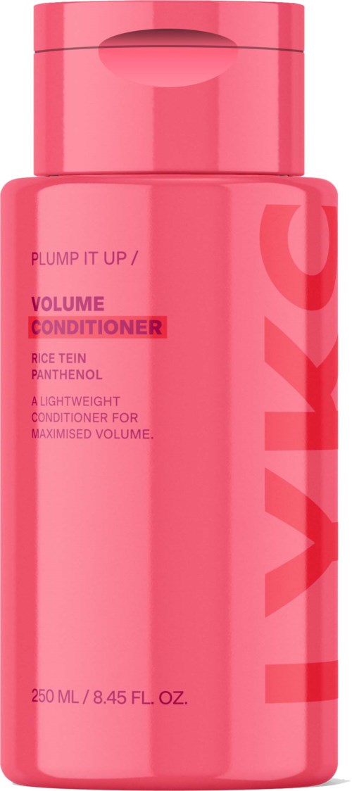 En pink flaske med volumenbalsam til maksimal volumen, med låg, etikette med produktdetaljer, 250 ml.