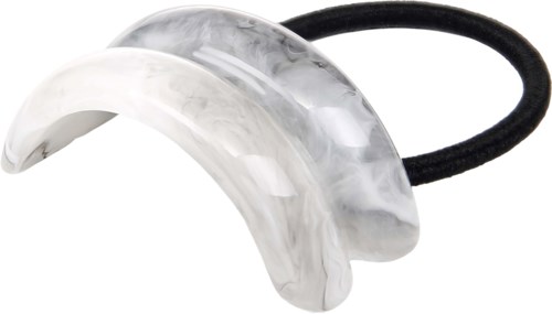 Een witte en grijze marmeren haarspeld met een zwarte elastiek.