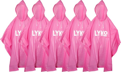 Fem personer iført lyserøde regnponchos med "LYKO" skrevet på dem, står i en række.