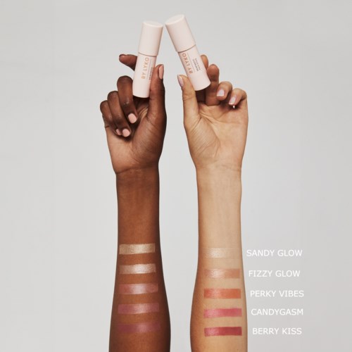 To arme viser forskellige makeuppenyanser, mærket Sandy Glow, Fizzy Glow, Perky Vibes, Candygasm og Berry Kiss.