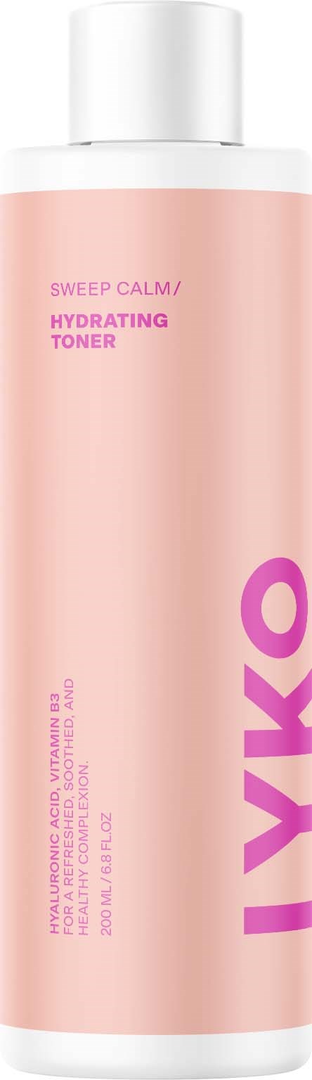 Różowa butelka toniku nawilżającego z białą zakrętką, oznaczona 'Sweep Calm / Hydrating Toner' i 'IYKO'.