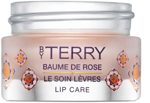En liten krukke merket 'By Terry' med roser og geometriske mønstre, til leppepleieprodukter.
