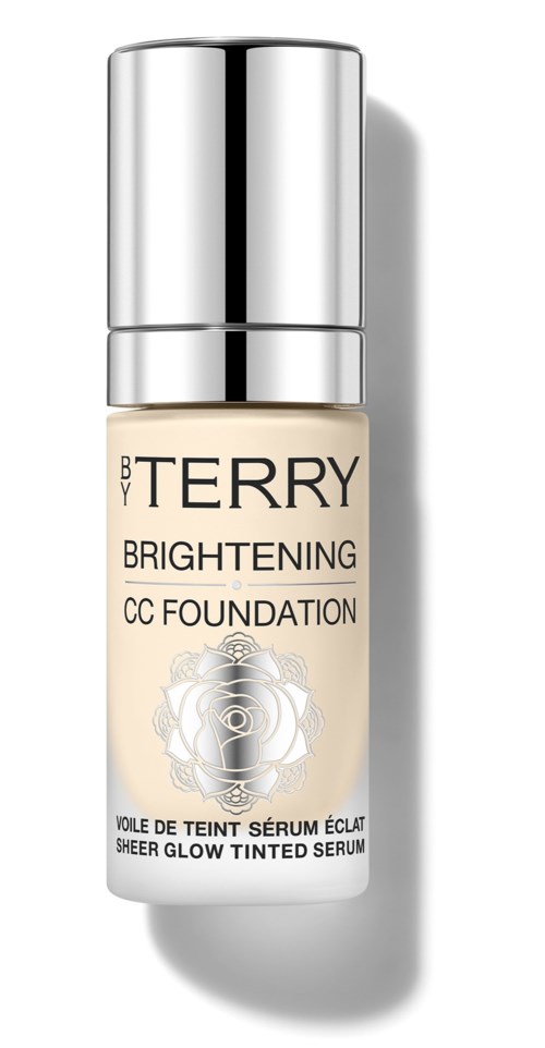 En liten flaske med BY TERRY Brightening CC Foundation med sølvhette og en hvit etikett med gull- og svart tekst.