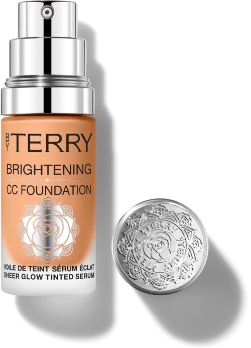 En flaske av BB Terry Brightening CC Foundation med sølvpumpe og lukket sølvlokk med design.