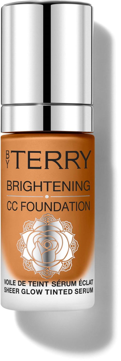 En liten flaske med BY TERRY Brightening CC Foundation med sølvkapsel og oransje væske inni.