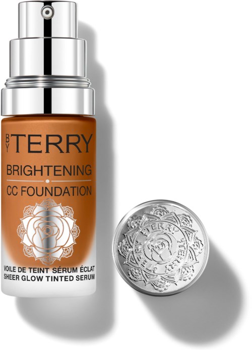 En flaske BB Terry Brightening CC Foundation og en sølvlokk ved siden av. Flasken er oransje med svart og sølv tekst.
