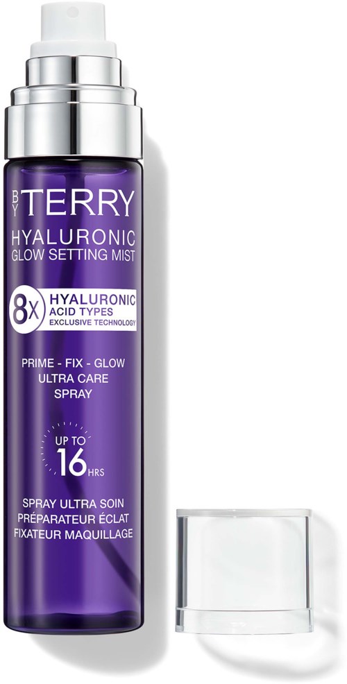En lila flaska med silverlock för ansiktsvattendroppar; text visar att det är hyaluronsyraglödande settingspray för ansiktet.