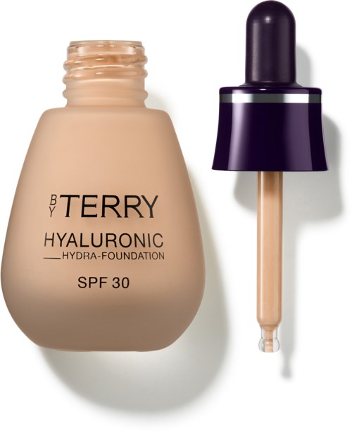 En flaske med hyaluronsyre og solkrem med SPF 30 og en separat damper. Produktet er beige og lilla.