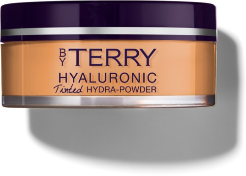 En burk med Tinted Hydra-Powder av Terry Hyaluronic, med lila lock och aprikosfärgad etikett.
