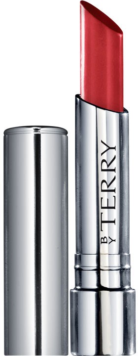 Ett silverfärgat läppstiftsrör med ett rött läppstift inuti, märkt med "BY TER RY".