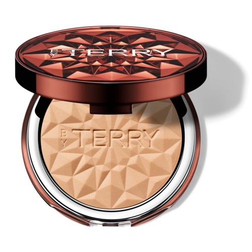 En sminke-kompakt med beige pudder og et geometrisk design, merket "BE TERRY," med et skinnende mønsterlokk.