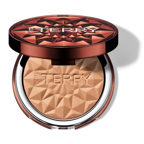 En kompakt makeupprodukt med et geometrisk mønster preget på beige pudder innvendig. Lokket er glansfullt og rødt med merkevare.