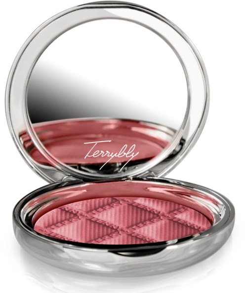 En rosa blush i en glänsande silverfärgad rund förpackning med spegel inuti locket. Blushen har ett mönster och namnet "Terrybly".