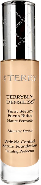 En foundationflaska märkt 'TERRIBLY DENSILISS' av BY TERRY, för rynkkontroll och hudföryngring.