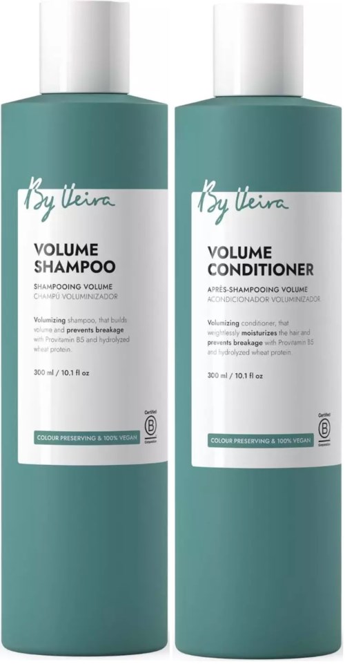 Twee tealblauwe flessen haarverzorgingsproducten, gelabeld als volume shampoo en volume conditioner, met witte doppen en productinformatie.