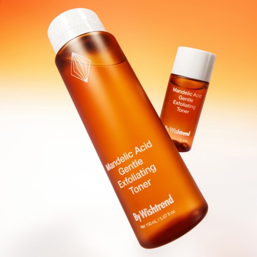 Två orange flaskor med ansiktsvårdstoner med vita lock, märkta Mandelic Acid Gentle Exfoliating Toner av Wishtrend.