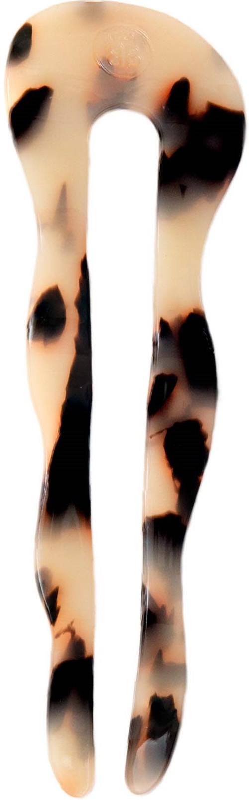 En hårklämma med leopardmönster och en vågig form.