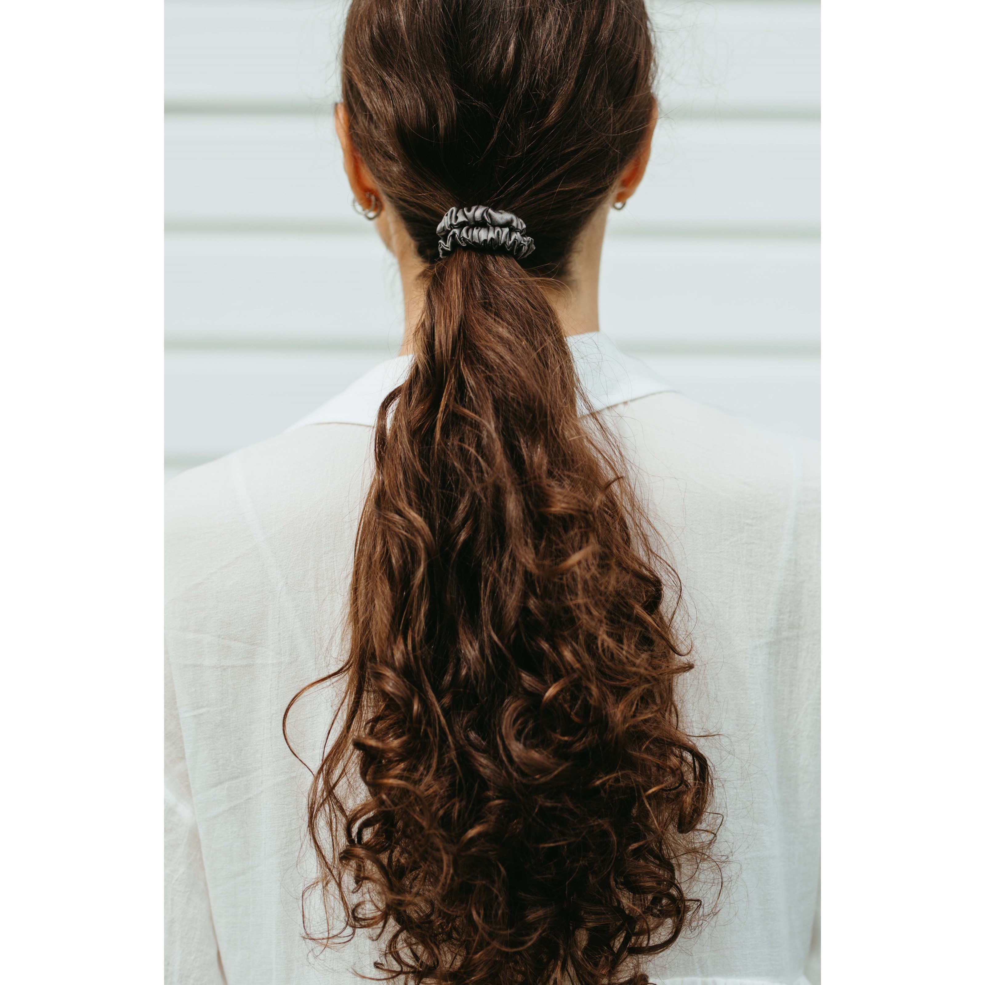 Alternativ bild 1 för ByBarb Silk Hair Tie Thin Dark gray