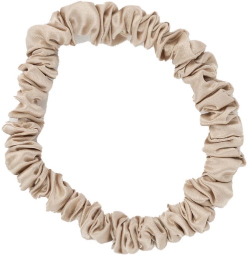 En beige stoff oppsamler i en sirkel, brukt for å brette håret.