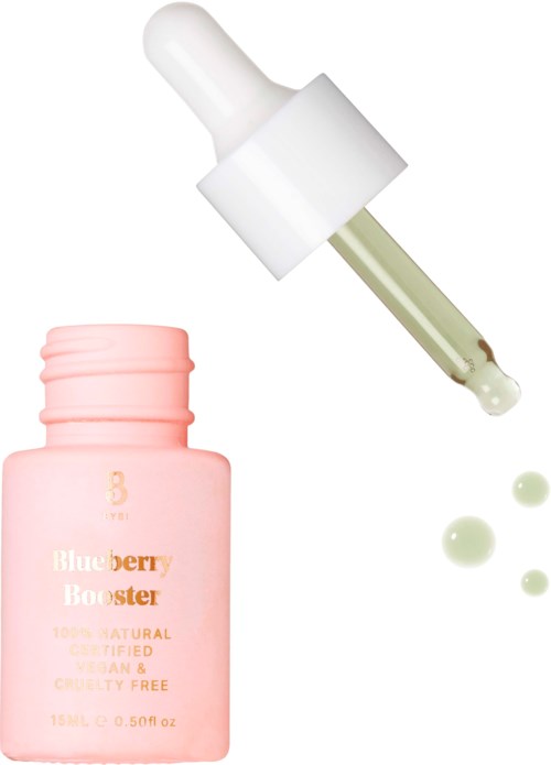 En liten rosa flaske merket 'Blueberry Booster' med en droppespiss som slipper serum eller olje. Flasken har en gullfarget etikett.