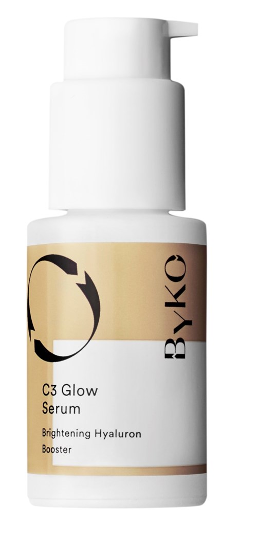 En vit flaska med pump, märkt BYKO C3 Glow Serum, Brightening Hyaluron Booster, för hudvård.