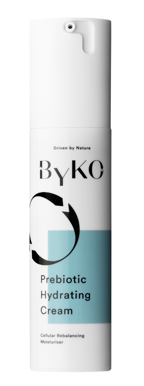 En vit flaska med Byko prebiotisk återfuktande kräm, pump utan lock och blå etikett.