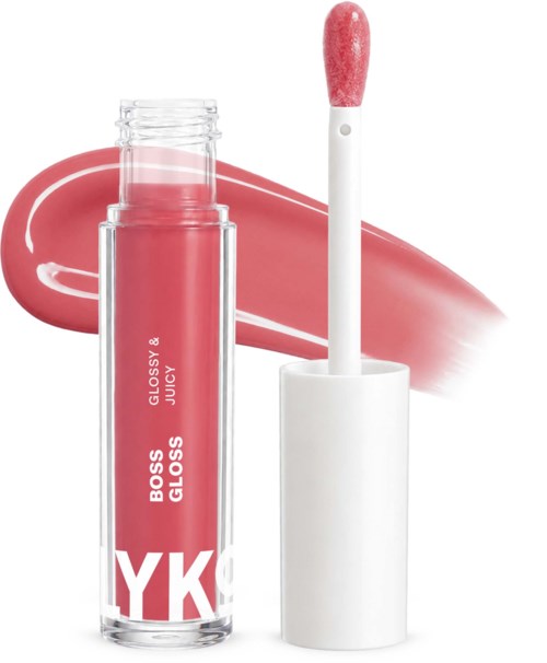 Een lipglossbuis met een witte dop en roze vloeistof binnen. Het zegt Boss Gloss Glossy Juicy aan de zijkant.