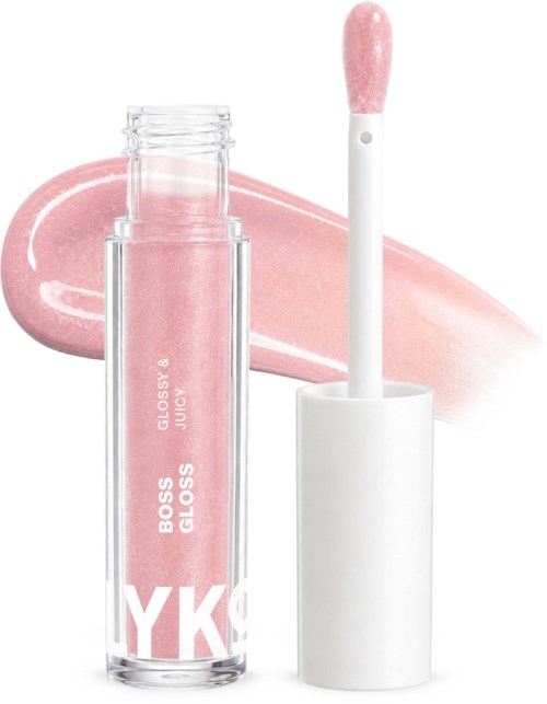 Een roze lipgloss in een lang doorzichtig container met een witte dop, gelabeld BOSS GLOSS door JUICY.