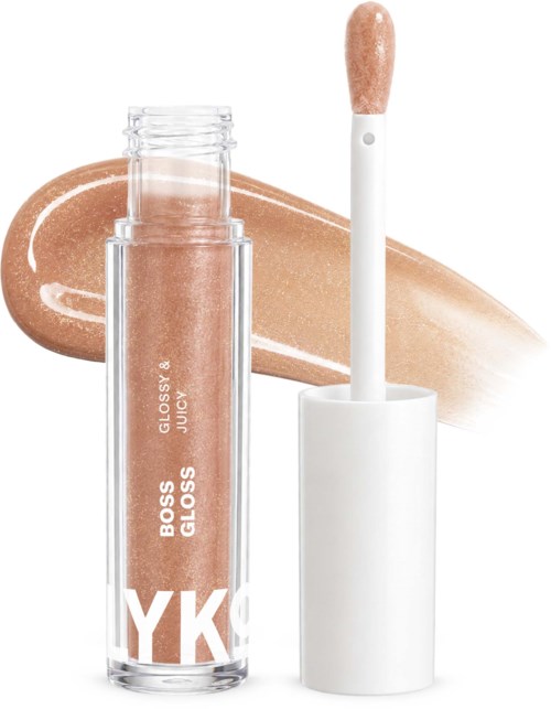 Een glanzende lipgloss in een doorzichtige tube met witte dop, gelabeld BOSS GLOSS JUICY en KYK.
