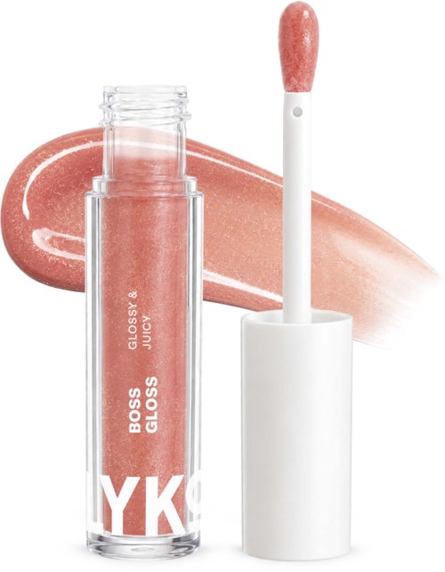 Kleine lipglossfles met witte dop en roze glans binnenin. Tekst zegt Boss Gloss Juicy en KYK.