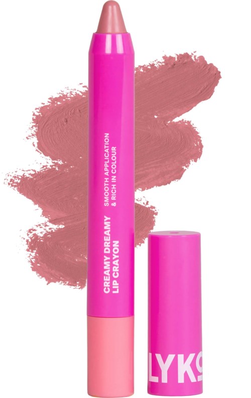 Læbepen med rosa krop og blød lyserød spids, med et rosa låg ved siden af. Designet til læbe-makeup.