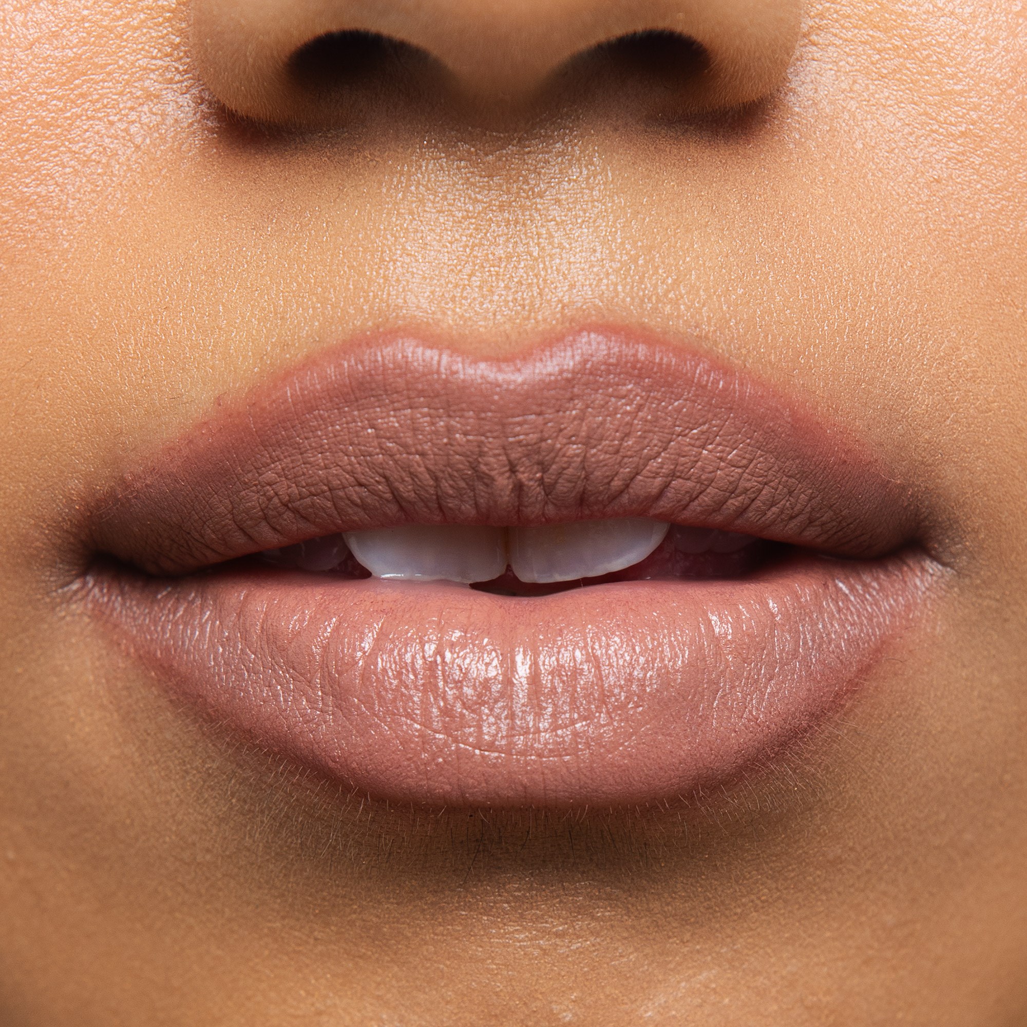 By Lyko Creamy Dreamy Lip Crayon Toffee Talk (obrázok 3)
