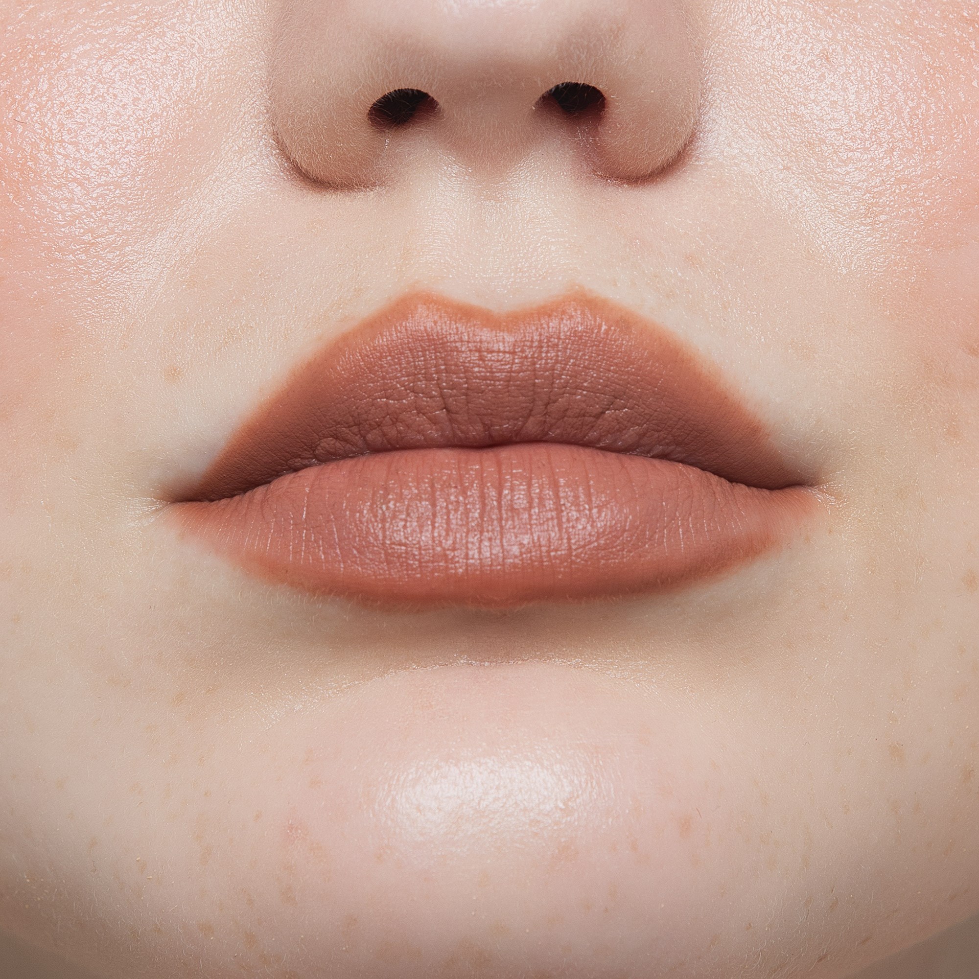 By Lyko Creamy Dreamy Lip Crayon Toffee Talk (obrázok 4)