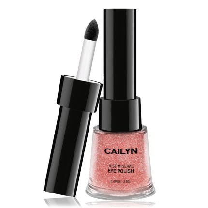 En rosa glitternagellacksflaska märkt 'CAILYN Just Mineral Eye Polish' med en svartvit läppstiftapplikator.
