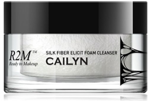 En burk med Cailyn skumrengöring med svart och vit förpackning, märkt som silk fiber elicit foam cleanser.