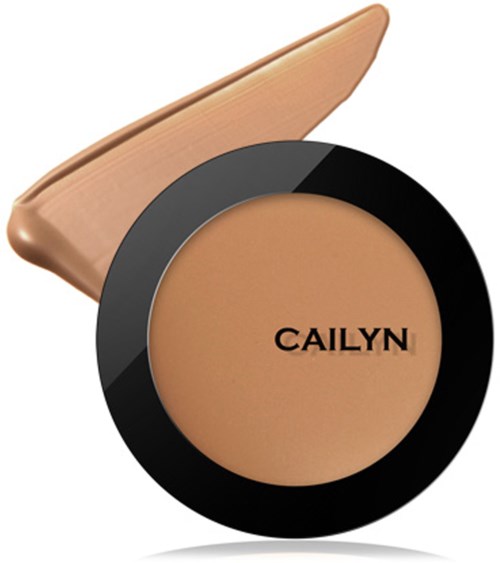 En kompakt pudder med svart lokk og en beige blush i bakgrunnen. Merket CAILYN er på pudderen.