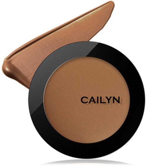 En liten makeup-posit med svart lokk, merket 'Cailyn', og brun krem inni.