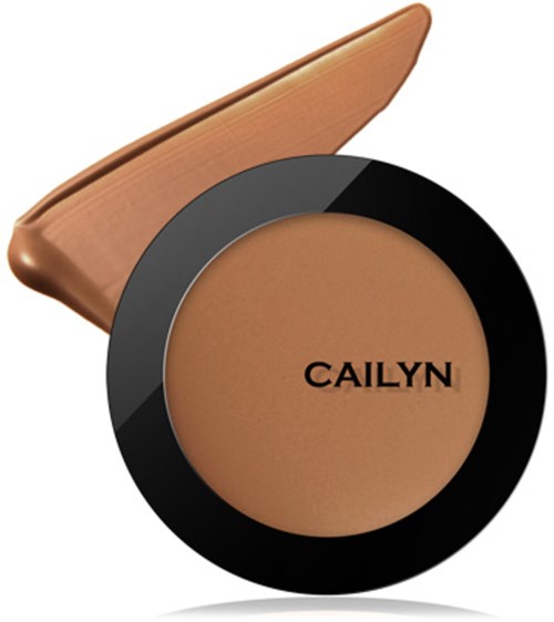 En make-up compact med beige puder och en spegel, märkt 'Cailyn', visas öppen med pudret synligt.