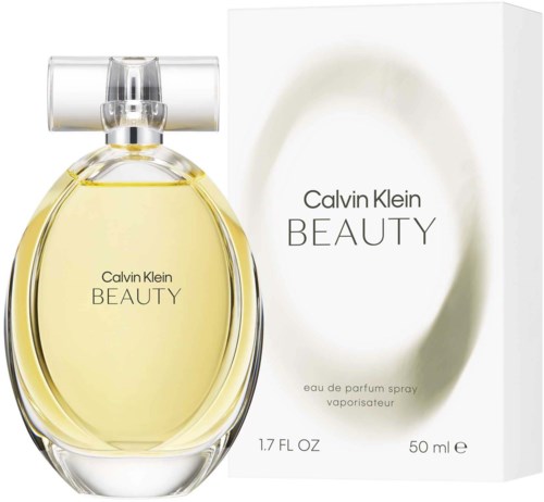 Ein Parfümflasche mit gelber Flüssigkeit und eine weiße Box mit 'Calvin Klein BEAUTY'.