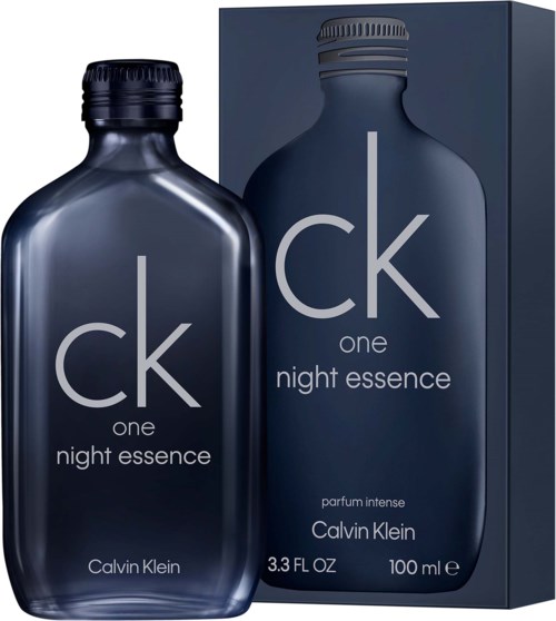 Een blauwe fles CK One Night Essence parfum door Calvin Klein met de doos op de achtergrond.