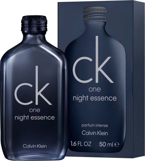 Donkerblauwe fles en doos van CK One Night Essence parfum door Calvin Klein. De fles is strak en simpel.