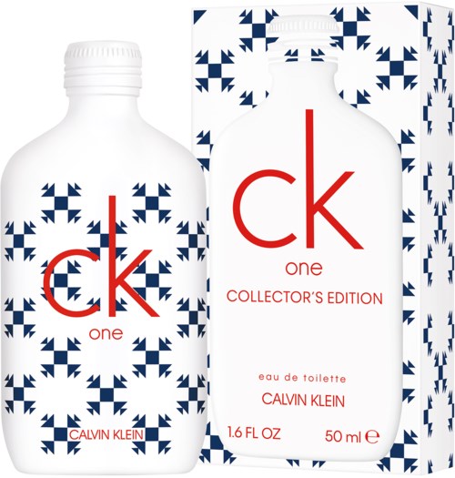 En vit flaska med blå geometriska mönster och röd text för Calvin Klein CK One doften. Den är en samlarutgåva.