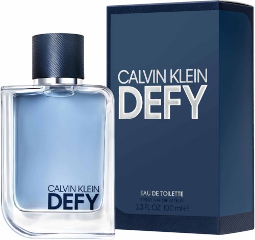 Eine Flasche Calvin Klein DEFY Parfüm neben ihrer Schachtel, beide in blauem und elegantem Design.